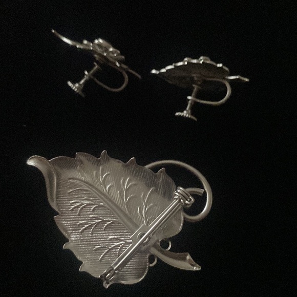 Vintage silver tone brooch and screw- back earrings - Picture 3 of 6
